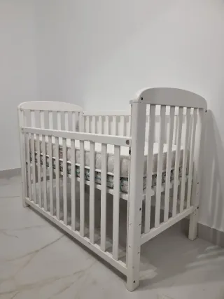 Cuna de bebé blanca con dos colchones