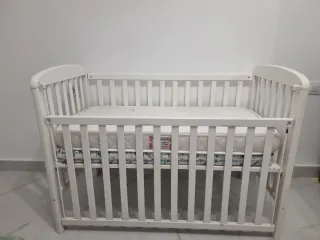 Cuna de bebé blanca con dos colchones