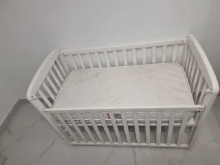 Cuna de bebé blanca con dos colchones