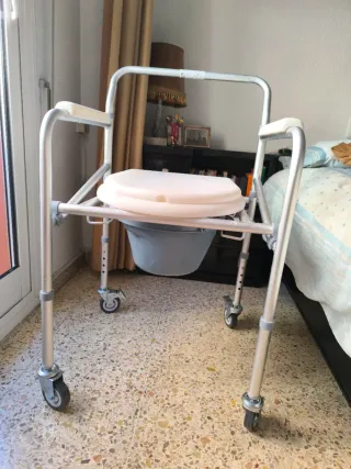 Silla Plegable con Inodoro y Ruedas