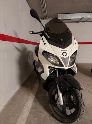 LEER BIEN. Aprilia SR Max 125. (NEGOCIABLE)