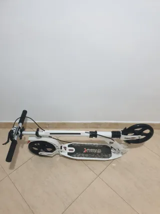 Patinete blanco y negro