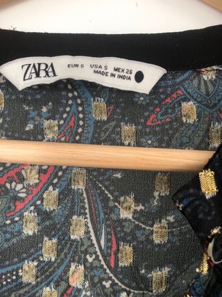 Blusa Zara estampada con brillos