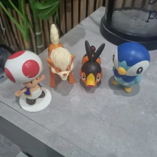 Figuras Pokémon y Toad