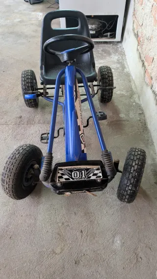 Coche a pedales niño