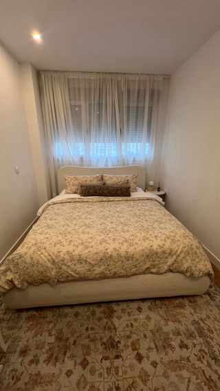 Juego de Cama Beige y Mesa Auxiliar Madera