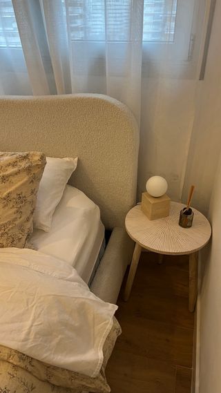 Juego de Cama Beige y Mesa Auxiliar Madera