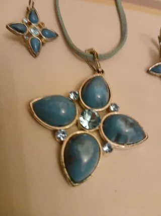 Colgante y pendientes turquesa