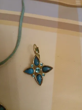 Colgante y pendientes turquesa