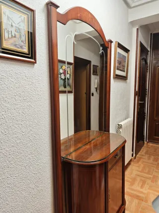 Recibidor de madera con espejo