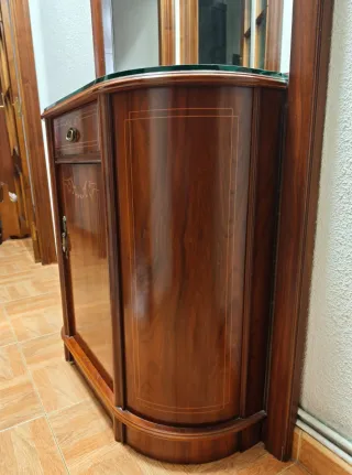 Recibidor de madera con espejo