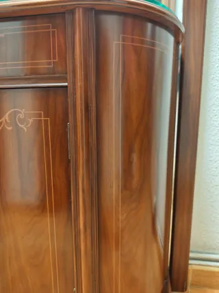 Recibidor de madera con espejo