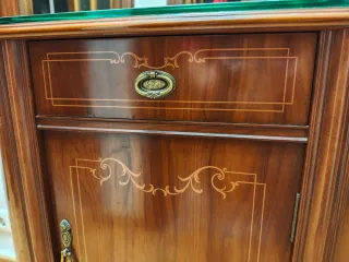 Recibidor de madera con espejo