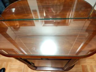 Recibidor de madera con espejo