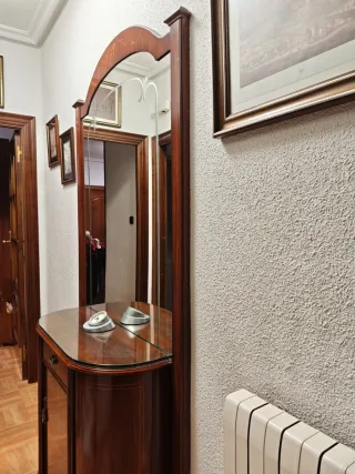 Recibidor de madera con espejo