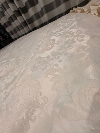 Colcha o cubrecama decorativo beige