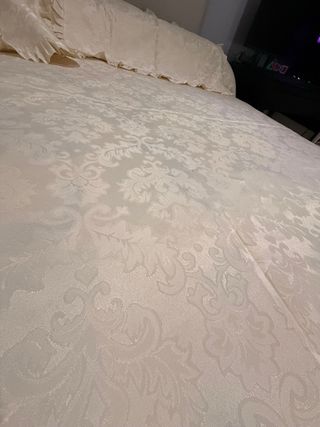 Colcha o cubrecama decorativo beige