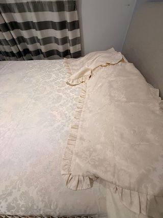 Colcha o cubrecama decorativo beige