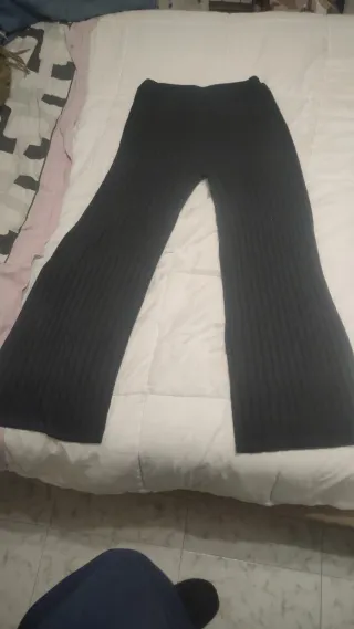 Pantalón de punto negro acampanado