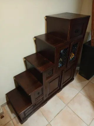 Aparador de madera con forma escalonada.