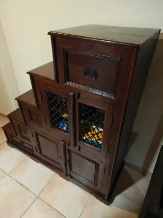 Aparador de madera con forma escalonada.