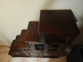 Aparador de madera con forma escalonada.