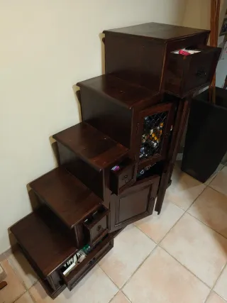 Aparador de madera con forma escalonada.