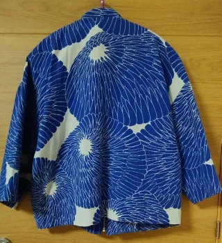 Chaqueta SKFK floral azul y blanco