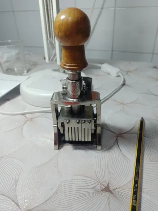 Selladora de fecha antigua el casco