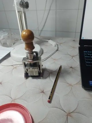 Selladora de fecha antigua el casco