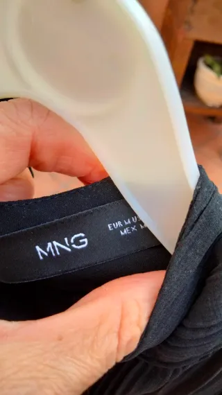 Top negro sin mangas con flor