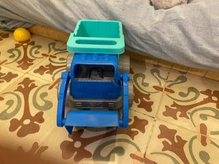 Camión de juguete azul y verde
