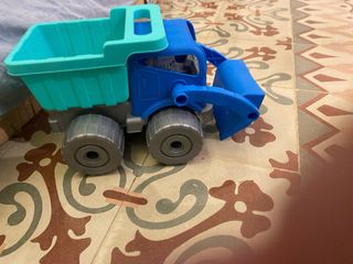Camión de juguete azul y verde