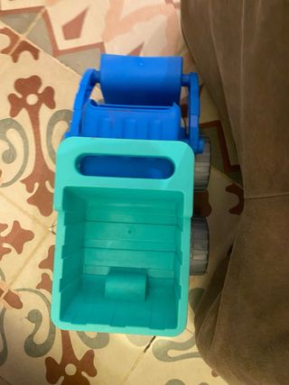 Camión de juguete azul y verde