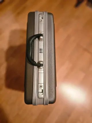 Maletín de seguridad gris y plateado