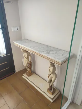 Consola Mármol y Figuras Clásicas