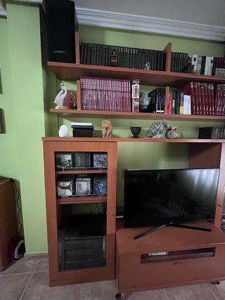 Mueble salón madera librería cristal