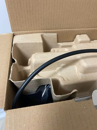 Cafetera Nespresso Inissia Negra y cajita con cafe