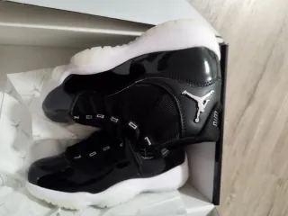 Zapatillas Jordan 11 Negras y Blancas