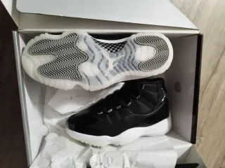 Zapatillas Jordan 11 Negras y Blancas