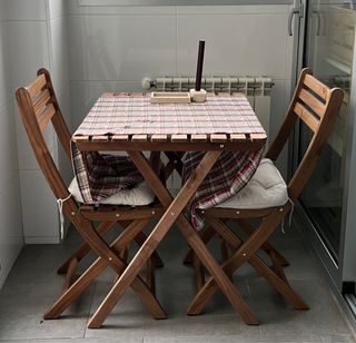 Mesa y 2 sillas plegables madera