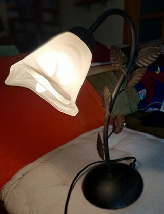 Lámpara de mesilla tulipa cristal y metal