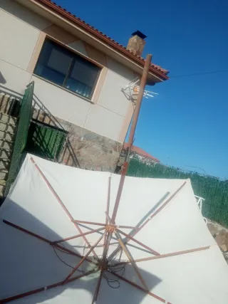 Sombrilla grande cada lateral 3 m y altura 3m.