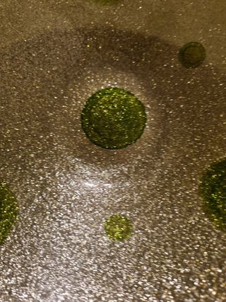 Centrotavola in vetro decorata con pois verdi