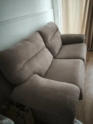 Sofá de tela beige/gris muy nuevo.