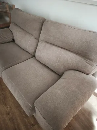 Sofá de tela beige/gris muy nuevo.
