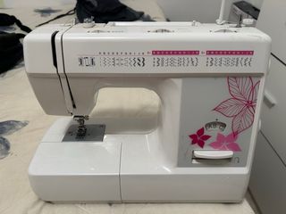 Máquina de coser blanca