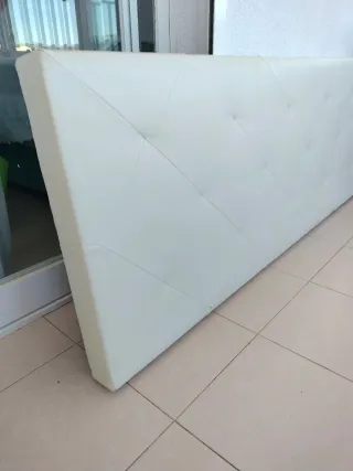 Cabecero polipiel blanco capitoné