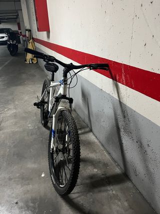 Bicicleta Giant MTB Blanca