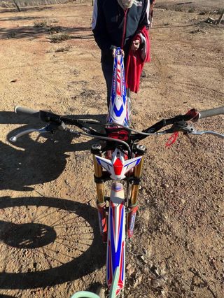 Moto de trial 125  azul y roja Precio negociable